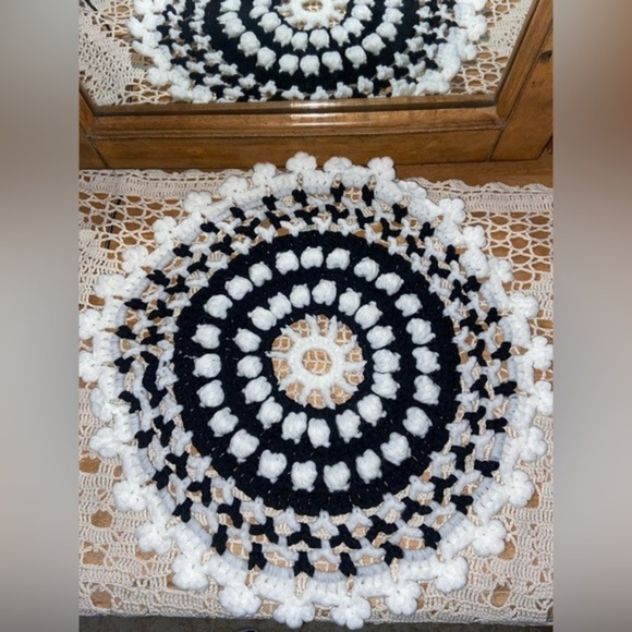 3/30$ Home decor Vintage round black‎ and white crochet doily - Picture 2 of 4